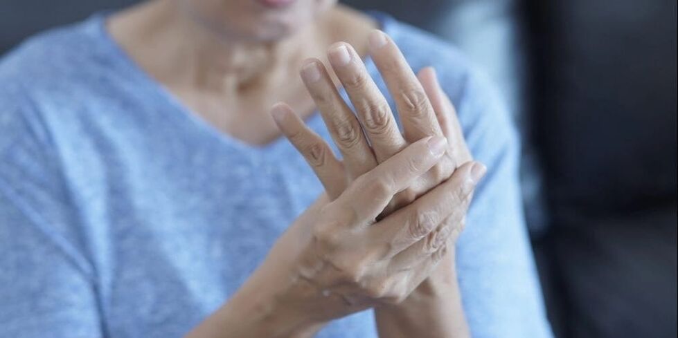 A osteoartrite maniféstase como calambres musculares, lixeiro inchazo e dor nas articulacións dos dedos.